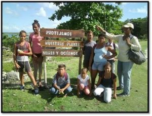 Cocodrilo students and Red Alerta team members with new sign, "We Protect Our Beaches, Seas and Oceans